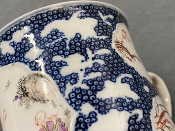 Deux chopes en porcelaine de Chine famille rose &agrave; d&eacute;cor mandarin, Qianlong